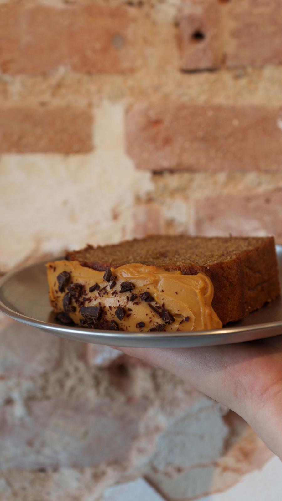 Sponge cake with dulce de leche